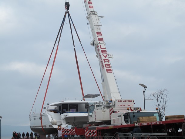 Mise à l'eau du catamaran géant au port de Sciez